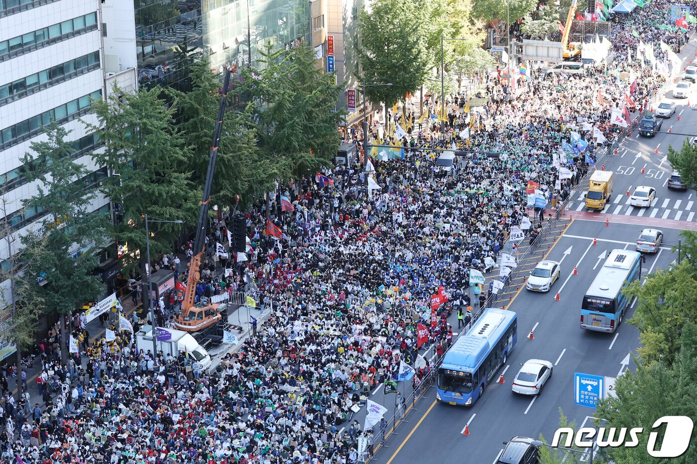 본문 이미지 - 924 기후정의행진 참가자들이 24일 서울시청 인근 세종대로에서 화석 연료와 생명 파괴 체제 종식을 촉구하는 집회를 하고 있다. 이날 주최측은 행진에 3만 5천 명의 시민이 함께했다고 전했다. 2022.9.24/뉴스1 ⓒ News1 조태형 기자