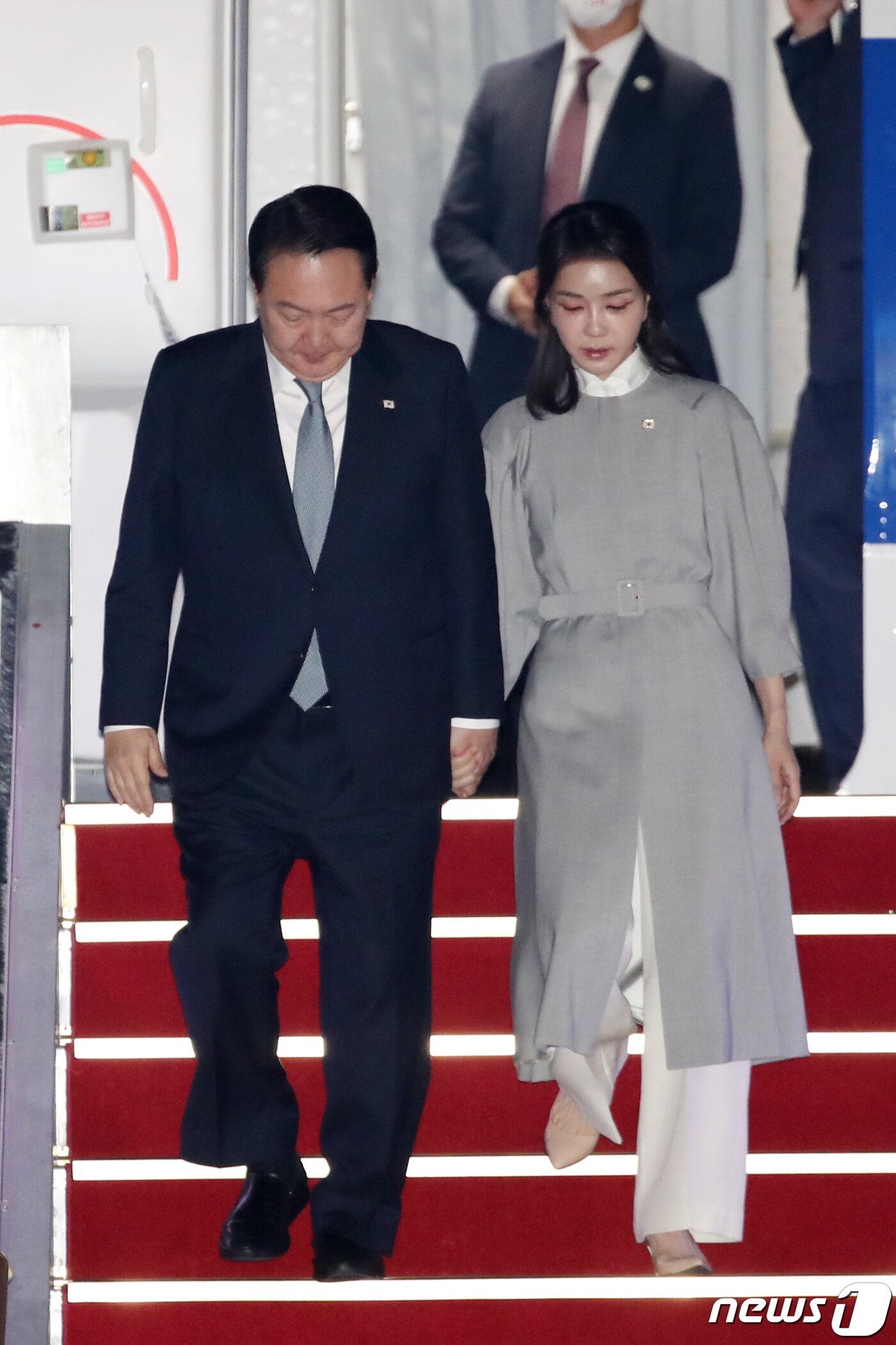 본문 이미지 - 영국·미국·캐나다 순방을 마친 윤석열 대통령과 부인 김건희 여사가 24일 오후 경기 성남시 서울공항을 통해 귀국하고 있다. 2022.9.24/뉴스1 ⓒ News1 조태형 기자