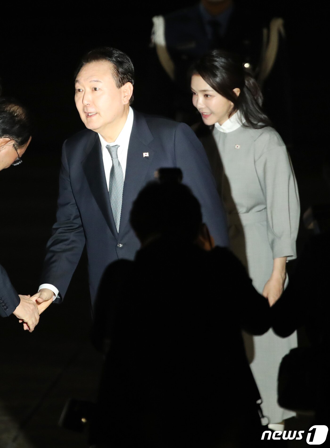 본문 이미지 - 영국·미국·캐나다 순방을 마친 윤석열 대통령과 부인 김건희 여사가 24일 오후 경기 성남시 서울공항을 통해 귀국하고 있다. 2022.9.24/뉴스1 ⓒ News1 조태형 기자