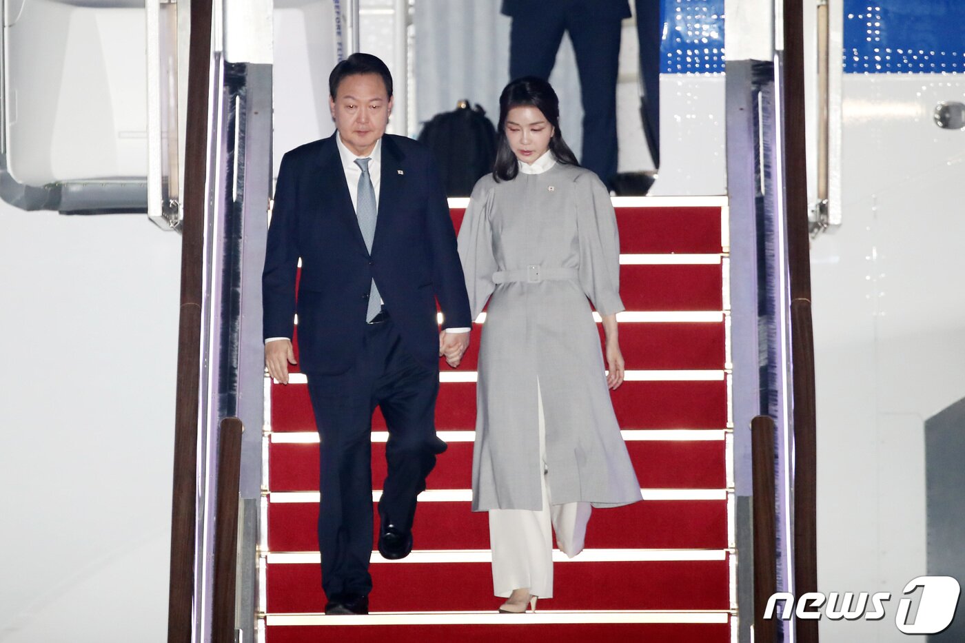 본문 이미지 - 영국·미국·캐나다 순방을 마친 윤석열 대통령과 부인 김건희 여사가 24일 오후 경기 성남시 서울공항을 통해 귀국하고 있다. 2022.9.24/뉴스1 ⓒ News1 조태형 기자