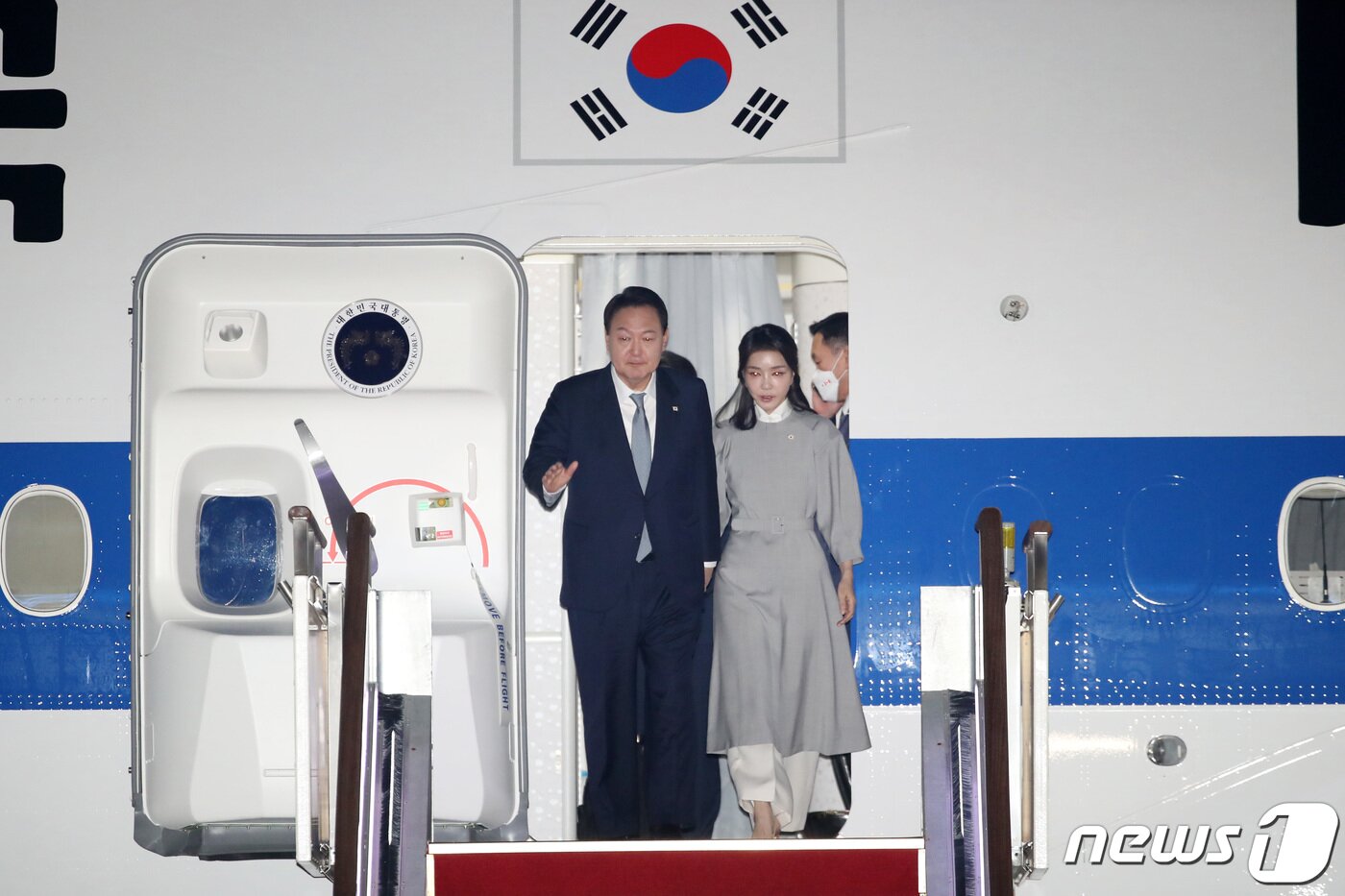 본문 이미지 - 영국·미국·캐나다 순방을 마친 윤석열 대통령과 부인 김건희 여사가 24일 오후 경기 성남시 서울공항을 통해 귀국하고 있다. 2022.9.24/뉴스1 ⓒ News1 조태형 기자