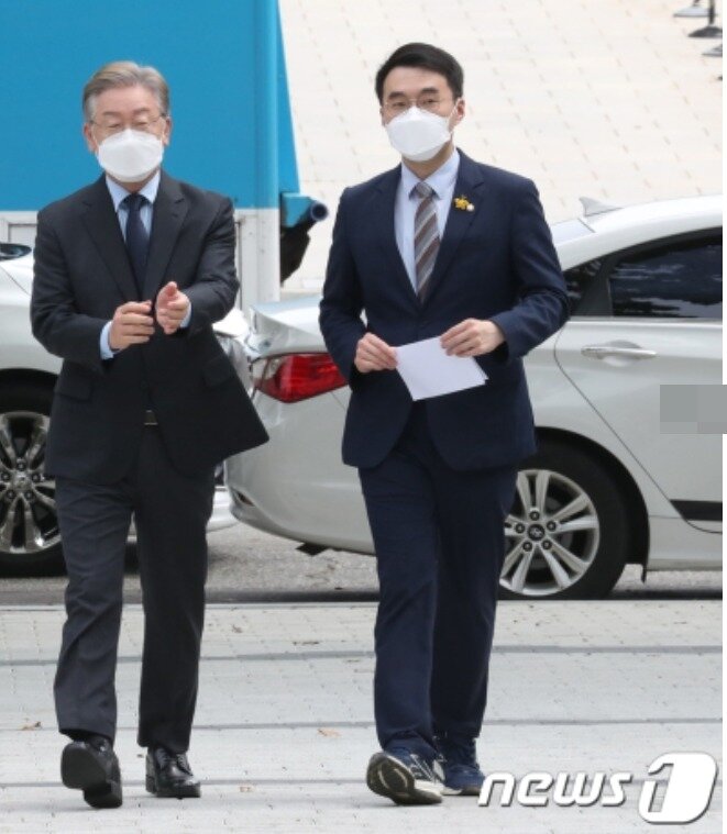 본문 이미지 - 이재명 더불어민주당 대표와 김남국 의원. ⓒ 뉴스1