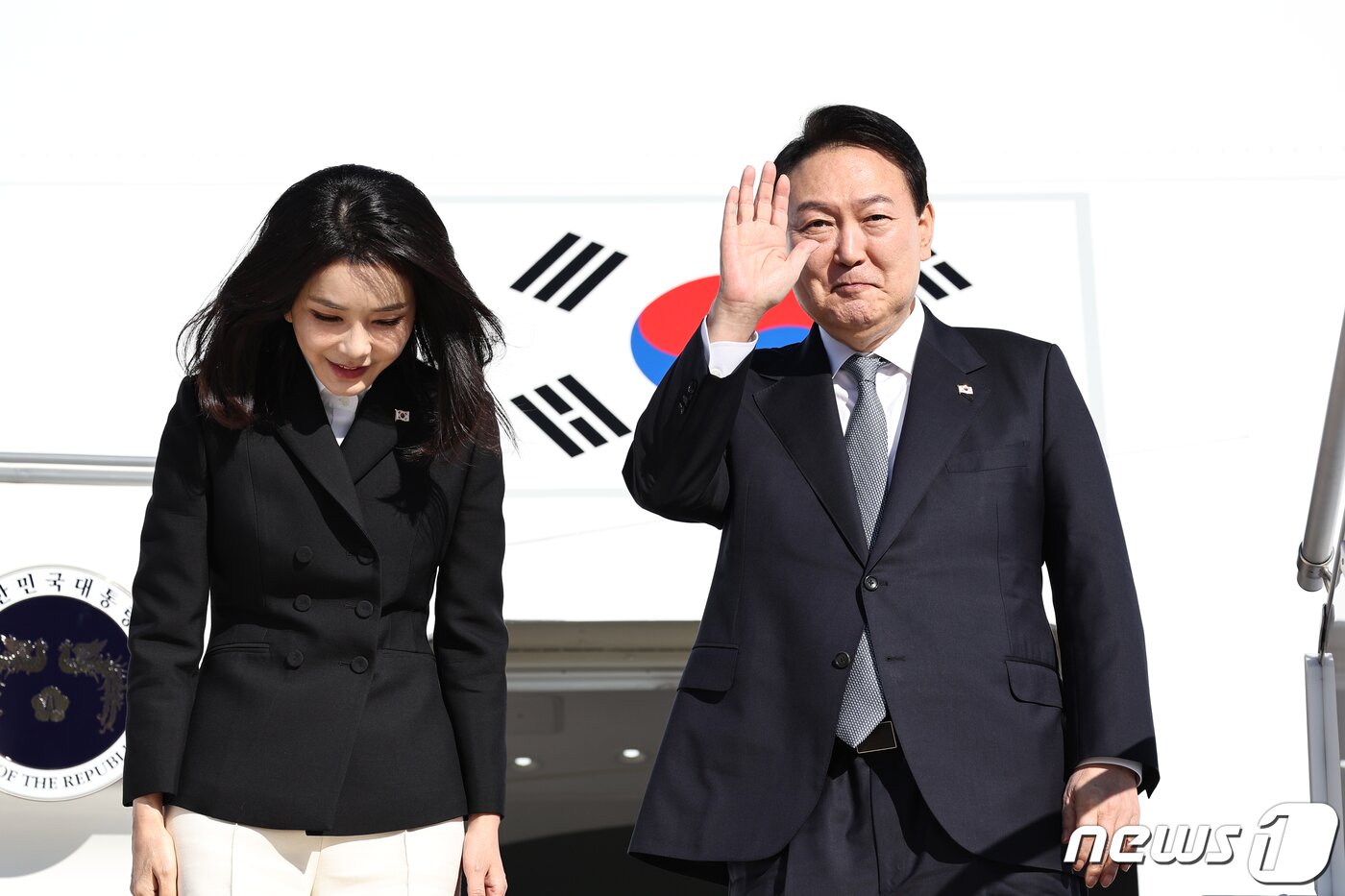 본문 이미지 - 윤석열 대통령과 부인 김건희 여사가 23일 오전(현지시간) 캐나다 토론토 피어슨 국제공항에서 오타와로 이동하기 위해 공군 1호기에 올라 인사하고 있다. (대통령실 제공) 2022.9.25/뉴스1 ⓒ News1 안은나 기자