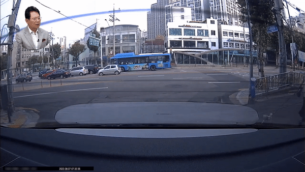 본문 이미지 - 지나가던 여성이 갑자기 차를 걷어찬다. (한문철 TV)