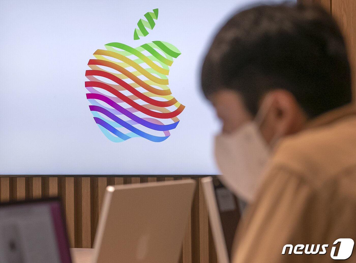 본문 이미지 - 9월 25일 서울 송파 롯데월드타워 내 ‘애플 잠실’에서 시민들이 제품을 살펴보고 있다. 2022.9.25/뉴스1 ⓒ News1 김진환 기자