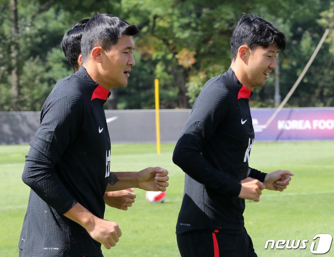 대한민국 축구대표팀 손흥민과 김민재가 25일 오전 경기 파주 국가대표 트레이닝센터&#40;NFC&#41;에서 훈련을 하고있다. 대한민국 축구대표팀은 27일 서울월드컵경기장에서 카메룬을 상대로 평가전을 치룬다. 2022.9.25/뉴스1 ⓒ News1 박세연 기자