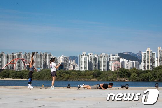  서울 여의도 한강시민공원을 찾은 시민들이 주말을 만끽하고 있다. 2022.9.25/뉴스1 © News1 유승관 기자