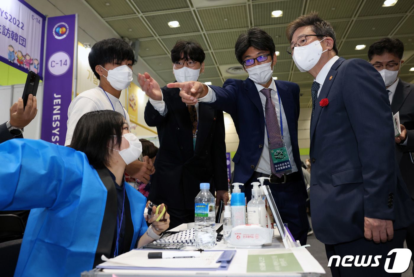 (서울=뉴스1) = 박보균 문화체육관광부 장관이 25일 서울 강남구 코엑스에서 열린 한일축제한마당에서 부스를 둘러보고 있다. (문체부 제공) 2022.9.25/뉴스1