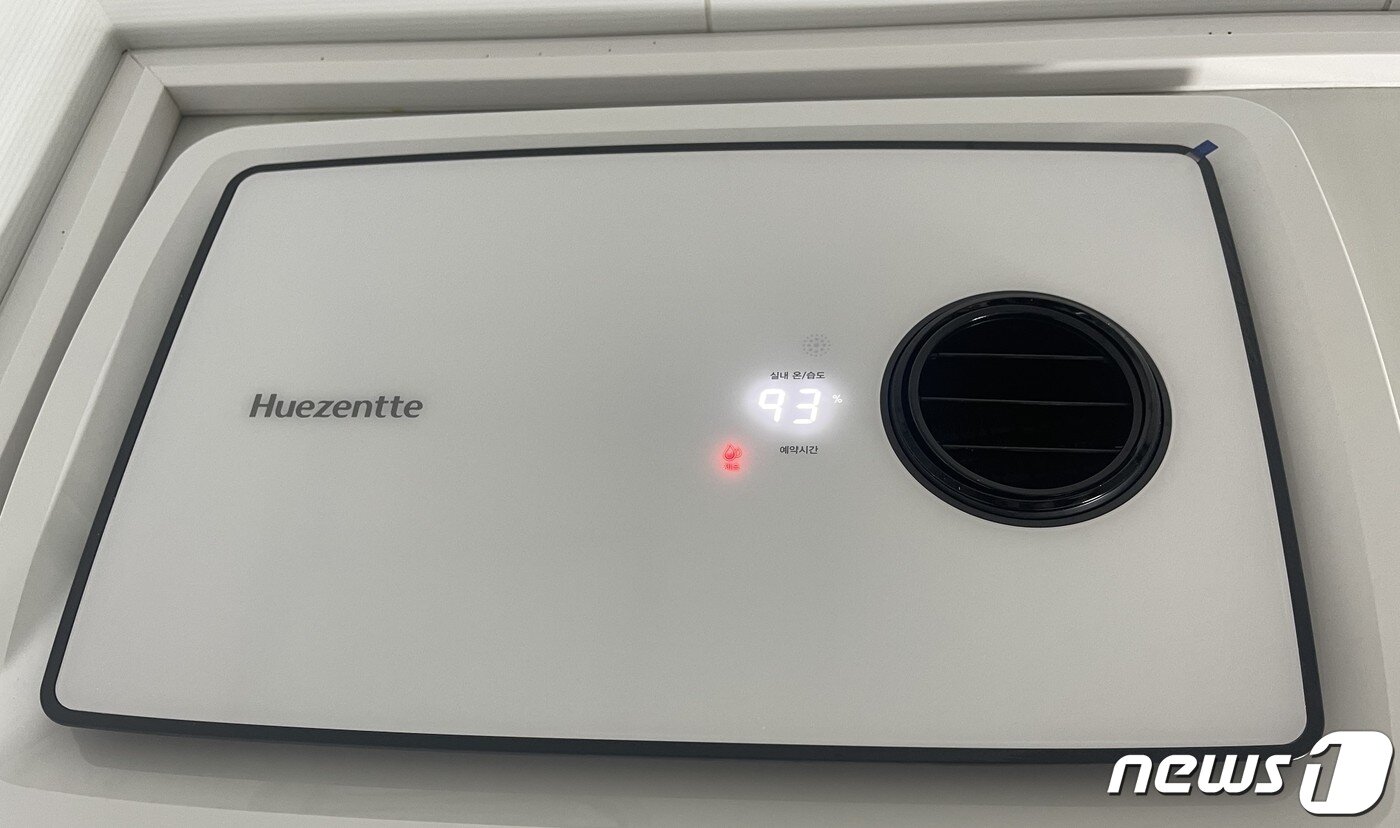 본문 이미지 - 25일 취재진이 씻고 난 직후 힘펠 휴젠뜨 팔레트의 제습 기능을 동작하는 모습. ⓒNews1 신윤하 기자.