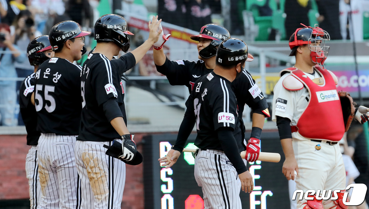 (인천=뉴스1) 장수영 기자 = 25일 오후 인천시 미추홀구 SSG 랜더스필드에서 열린 프로야구 '2022 신한은행 SOL KBO리그' LG트윈스와 SSG 랜더스의 경기 연장 10 …