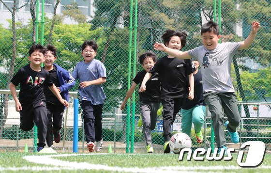 본문 이미지 - 대전 서구의 한 초등학교 운동장에서 학생들이 마스크를 벗고 축구를 즐기고 있다. ⓒNews1 김기태 기자