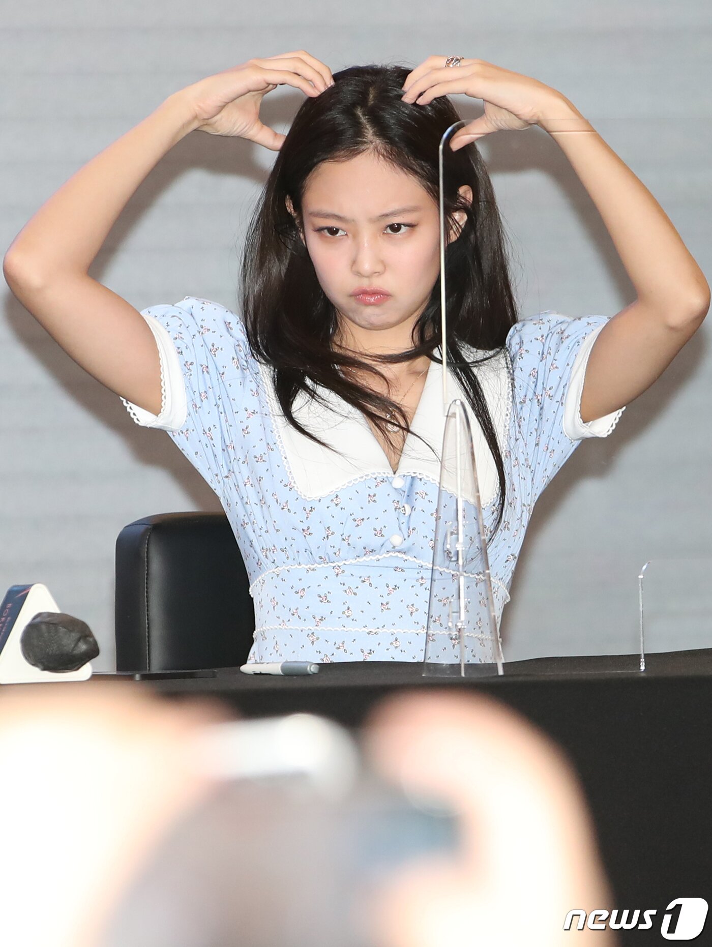 본문 이미지 - 그룹 블랙핑크&#40;BLACKPINK&#41; 제니가 25일 오후 서울 여의도 IFC몰에서 가진 정규 2집 앨범 &#39;본 핑크&#40;BORN PINK&#41;&#39; 발매 기념 팬사인회에서 뾰루퉁한 곰돌이 포즈를 취하고 있다.  ⓒ News1 권현진 기자