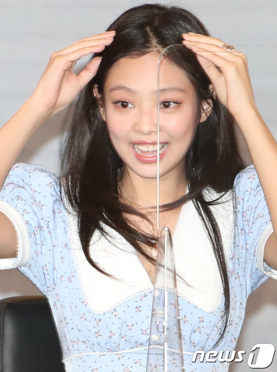 본문 이미지 - 그룹 블랙핑크&#40;BLACKPINK&#41; 제니가 25일 오후 서울 여의도 IFC몰에서 가진 정규 2집 앨범 &#39;본 핑크&#40;BORN PINK&#41;&#39; 발매 기념 팬사인회에서 귀여운 곰돌이 포즈를 취하고 있다. ⓒ News1 권현진 기자