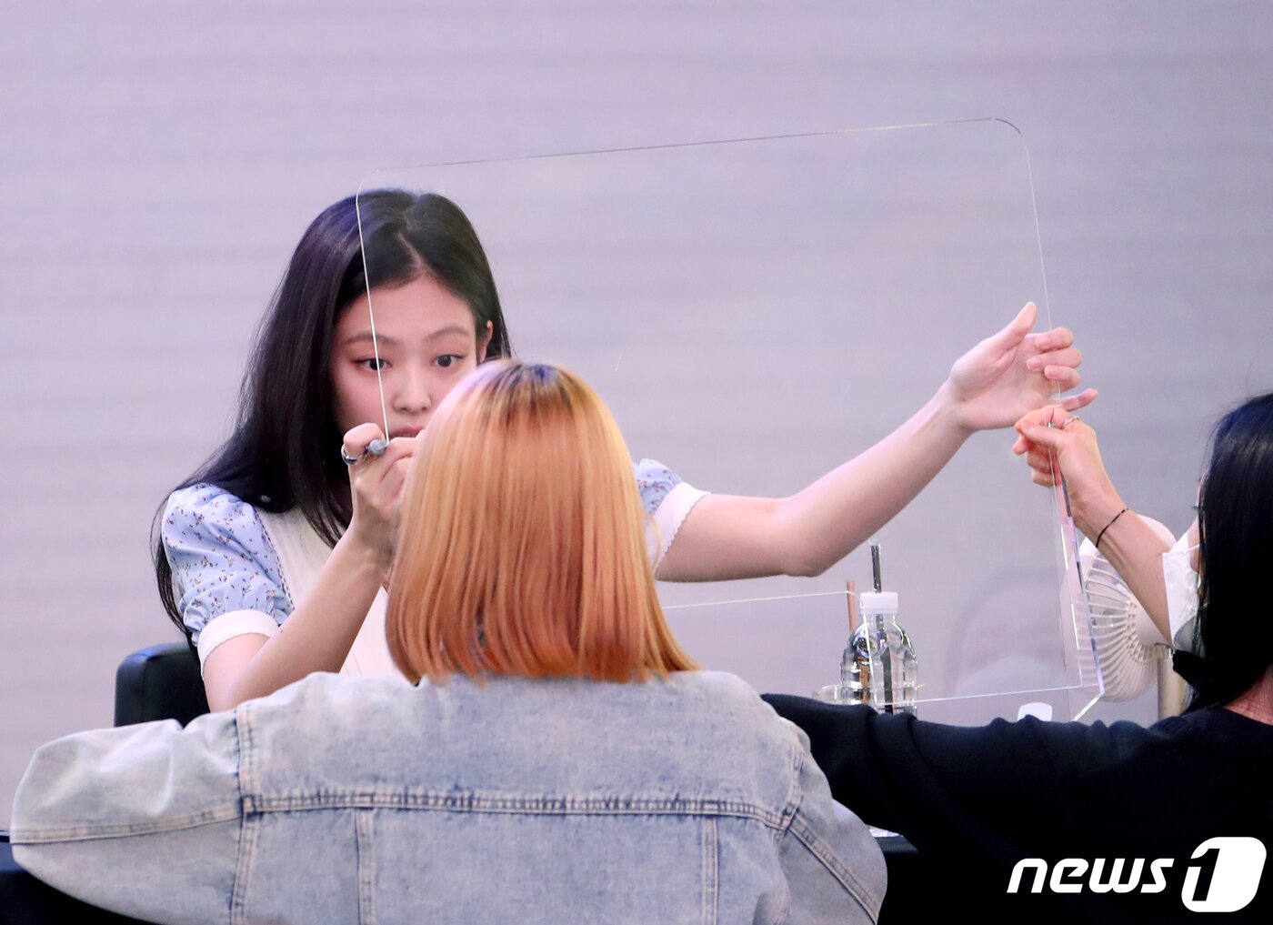 본문 이미지 - 그룹 블랙핑크&#40;BLACKPINK&#41; 제니가 25일 오후 서울 여의도 IFC몰에서 가진 정규 2집 앨범 &#39;본 핑크&#40;BORN PINK&#41;&#39; 발매 기념 팬사인회에서 팬과의 거리를 좁히기 위해 가림막을 치우고 있다. ⓒ News1 권현진 기자