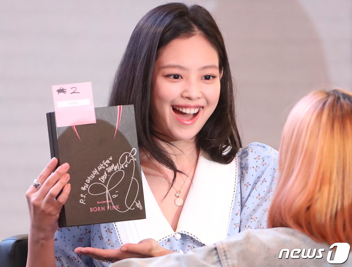 본문 이미지 - 그룹 블랙핑크&#40;BLACKPINK&#41; 제니가 25일 오후 서울 여의도 IFC몰에서 가진 정규 2집 앨범 &#39;본 핑크&#40;BORN PINK&#41;&#39; 발매 기념 팬사인회에서 팬과 즐거운 시간을 보내고 있다. ⓒ News1 권현진 기자