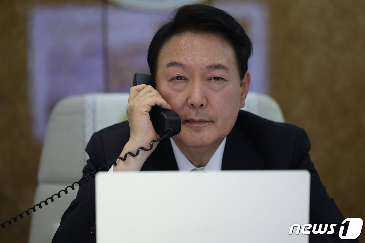 본문 이미지 - 윤석열 대통령이임종득 국가안보실 2차장으로부터 부재시 안보상황을 보고받고 있다. (대통령실 제공) 2022.9.25/뉴스1 ⓒ News1 안은나 기자