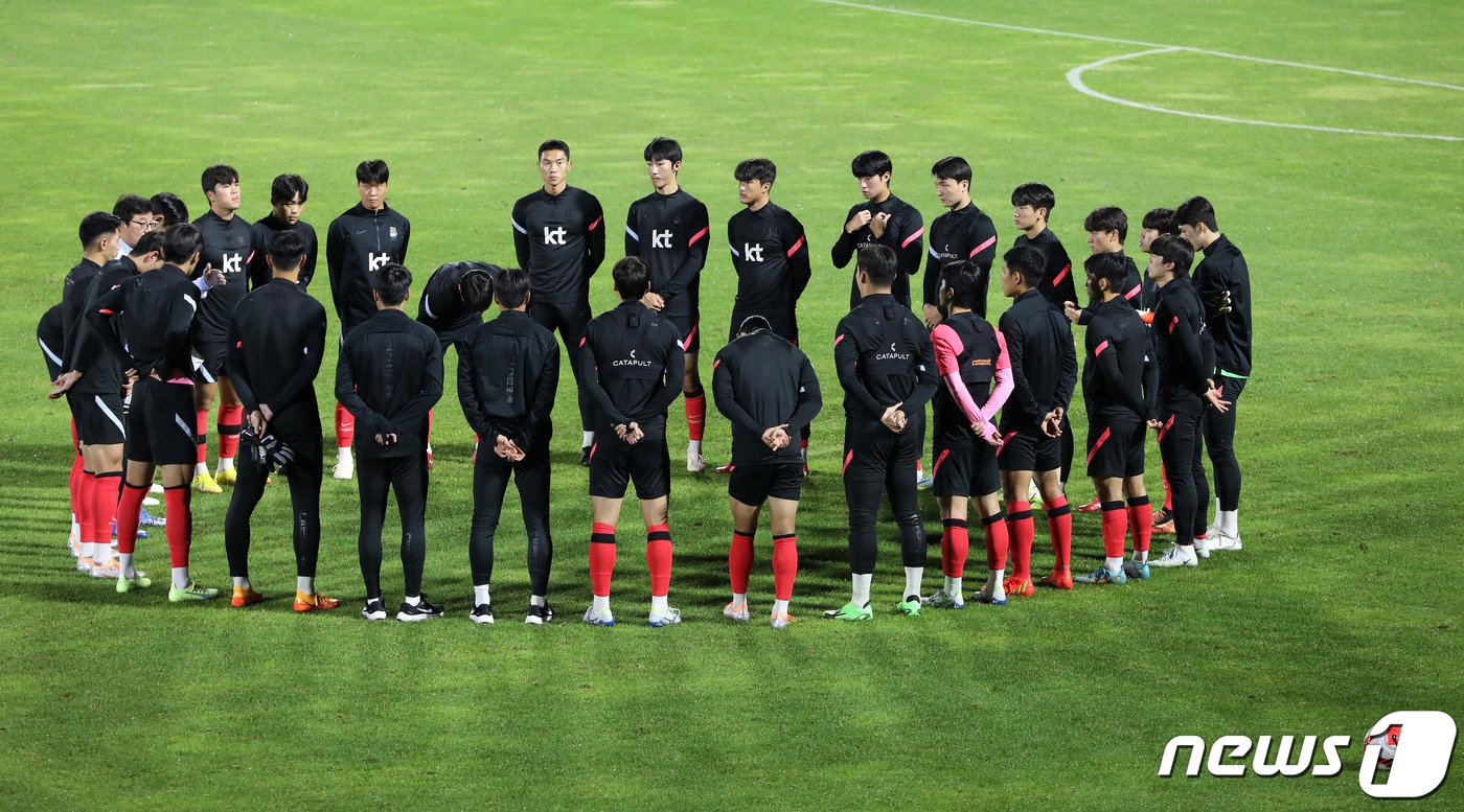 U-23 대한민국 올림픽축구대표팀 황선홍 감독이 25일 오후 경기도 화성시 화성종합보조경기장에서 선수들에게 훈련을 지시하고 있다. 올림픽축구국가대표팀은 26일 화성종합경기타운에서 우즈베키스탄과 친선경기를 갖는다. 2022.9.25/뉴스1 ⓒ News1 박세연 기자