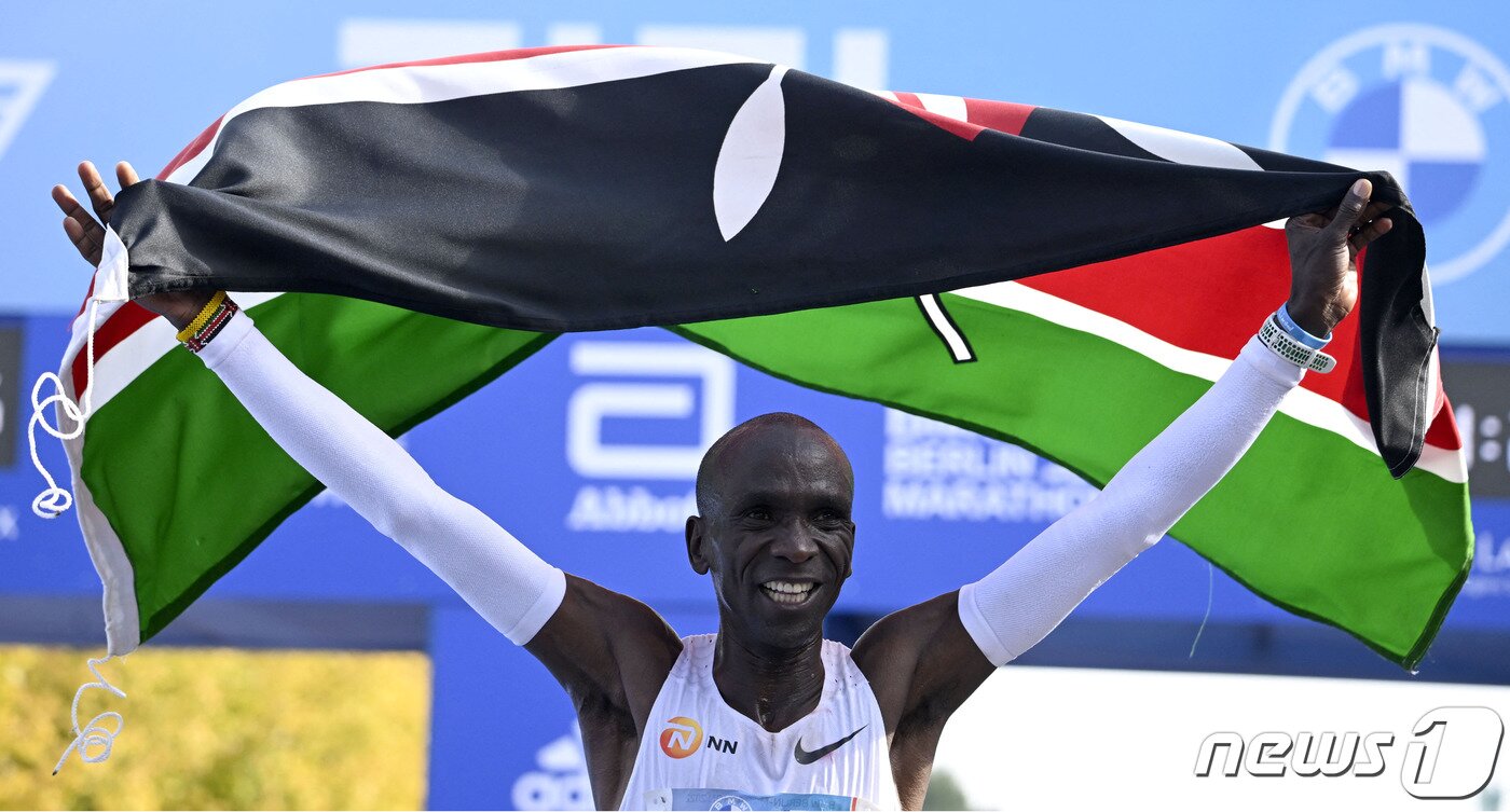 본문 이미지 - 마라톤 세계신기록을 작성한 킵초게 ⓒ AFP=뉴스1