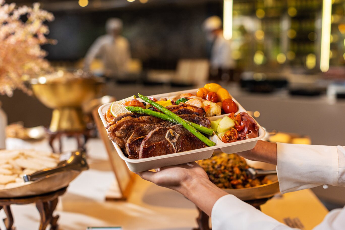 본문 이미지 - 더뷔페의 음식을 객실에서 즐길 수 있는 '투고 박스'(워커힐 제공)