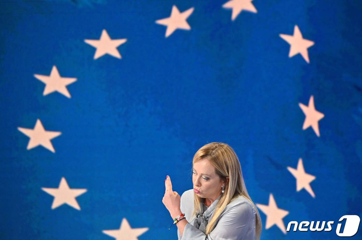 본문 이미지 - 이탈리아에 첫 여성 총리가 들어설 것으로 예상되지만 극우 행보로, 유럽연합(EU)의 미래가 복잡해지고 있다. 사진은 당선 유력 후보 조르자 멜로니(45) 이탈리아형제들 대표가 지난 6일 채널 라이1에 출연, 연설하는 모습. ⓒ AFP=뉴스1 ⓒ News1 최서윤 기자