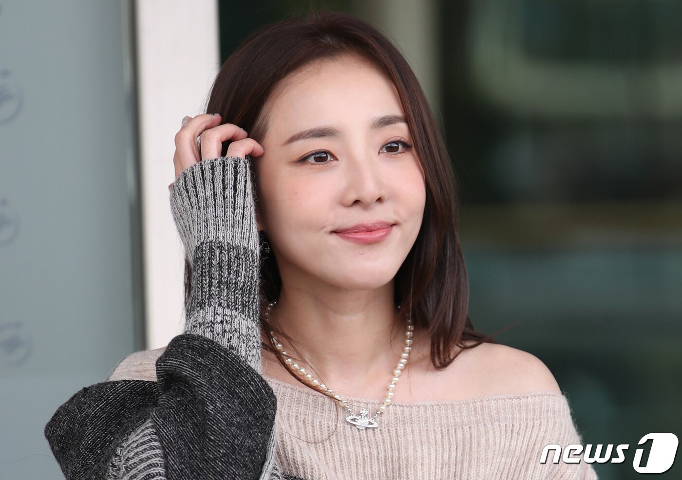 본문 이미지 - 가수 산다라박이 프랑스 파리 패션위크 참석 차 26일 오전 인천국제공항에 도착해 출국 전 매력을 발산하고 있다. ⓒ News1 권현진 기자