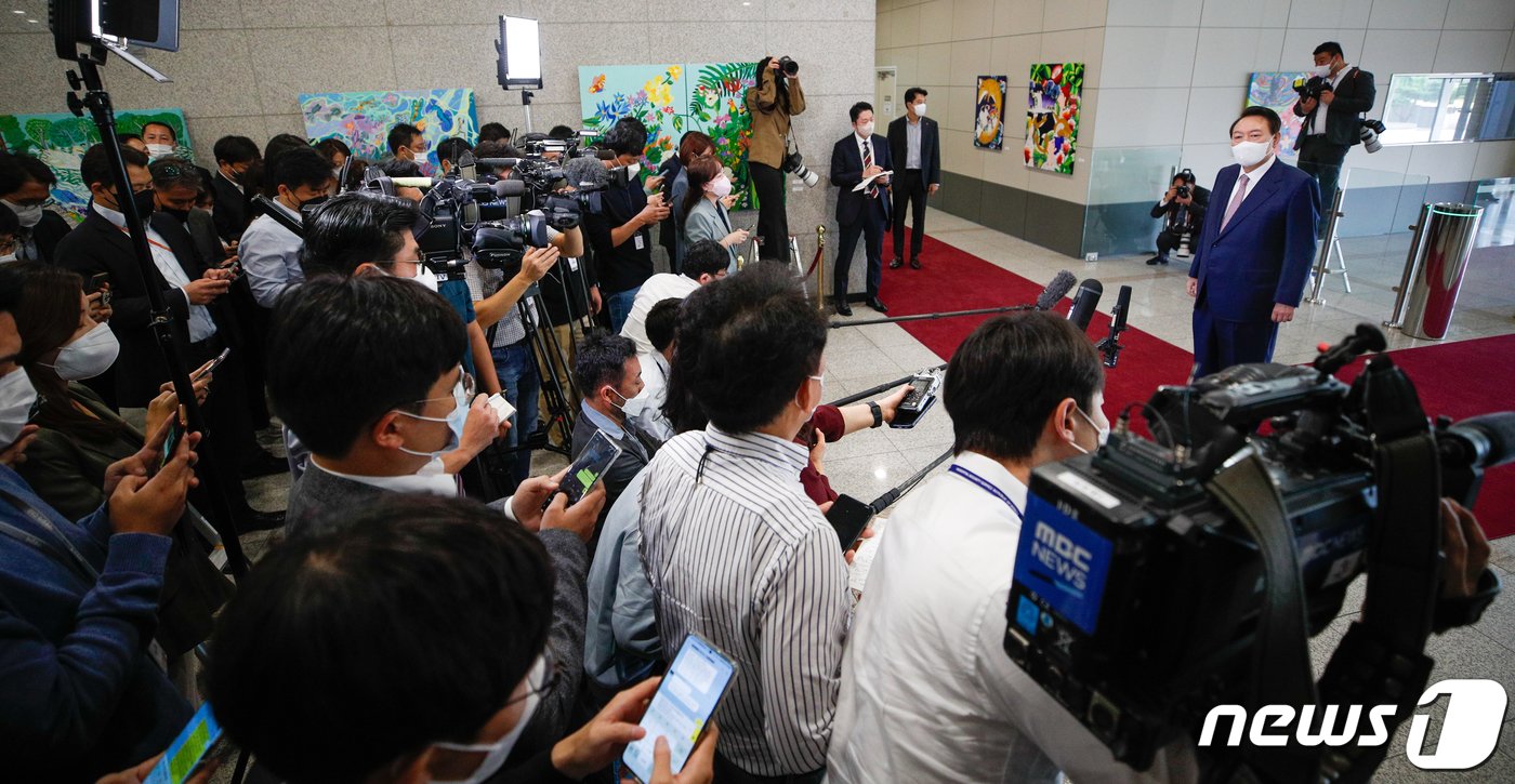 윤석열 대통령이 26일 오전 용산 대통령실에서 기자들과 출근길 문답&#40;도어스테핑&#41;을 하고 있다. 2022.9.26/뉴스1 ⓒ News1 안은나 기자