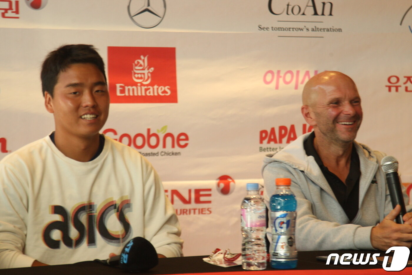 본문 이미지 - 정윤성(왼쪽)과 장 루크 폰타노 코치.(코리아오픈 조직위원회 제공)