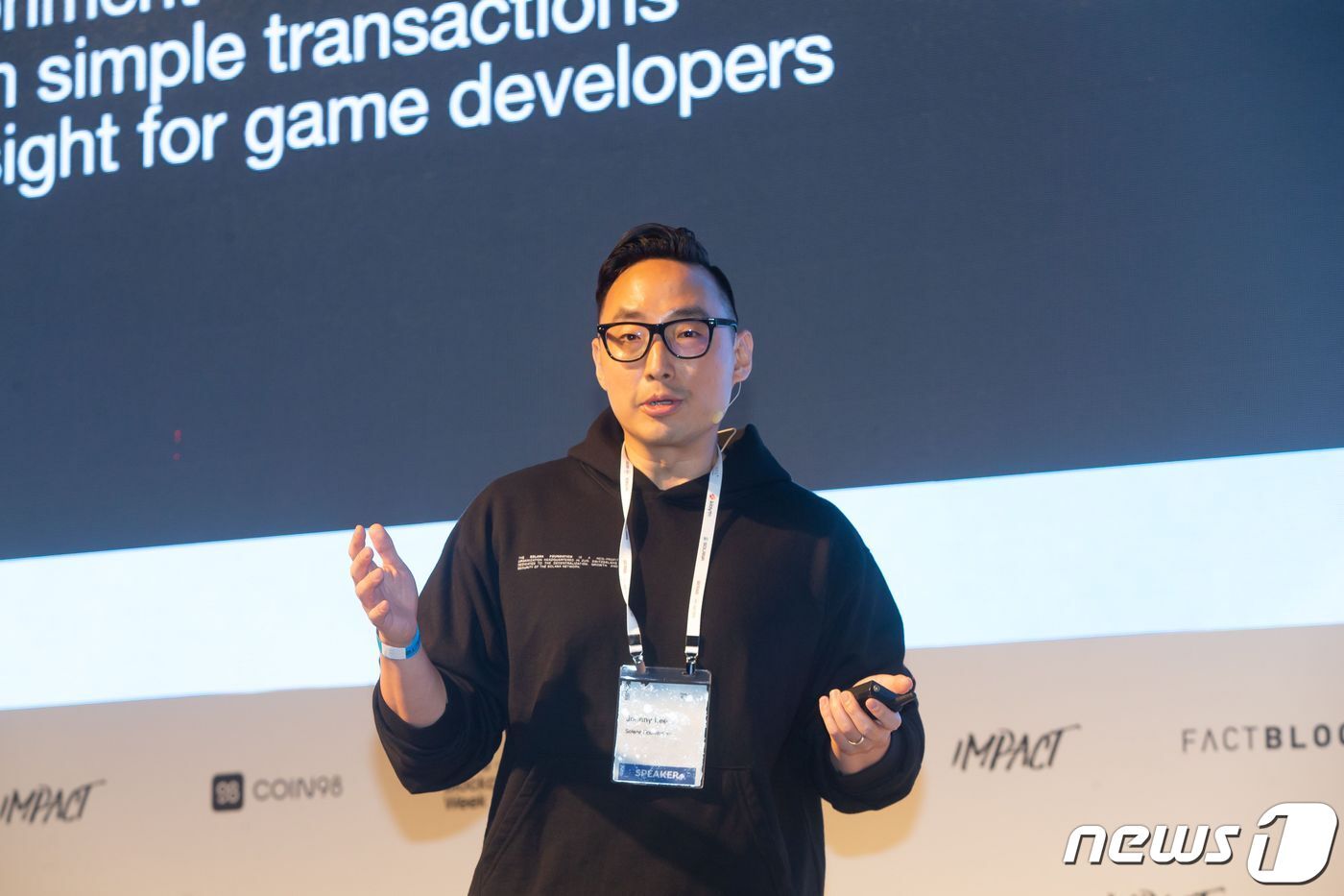 본문 이미지 - 조니 리 솔라나 재단 게임 부문 총괄이 지난 8월 &#39;코리안블록체인위크&#40;KBW&#41;&#39;에서 강연하고 있다.