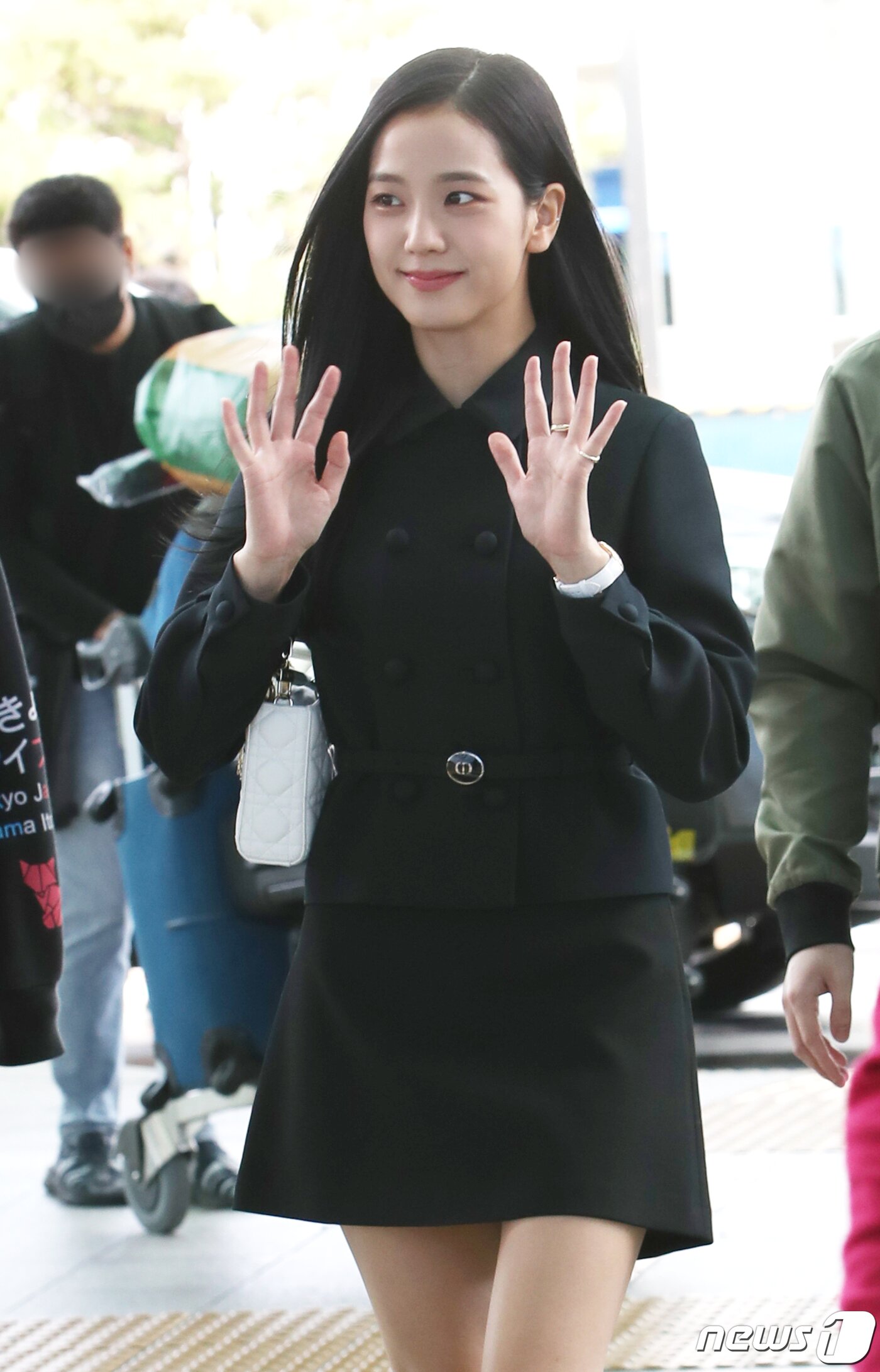 본문 이미지 - 블랙핑크 지수가 패션위크 참석 차 26일 오전 인천국제공항에 도착해 출국 전 인사를 하고 있다. ⓒ News1 권현진 기자