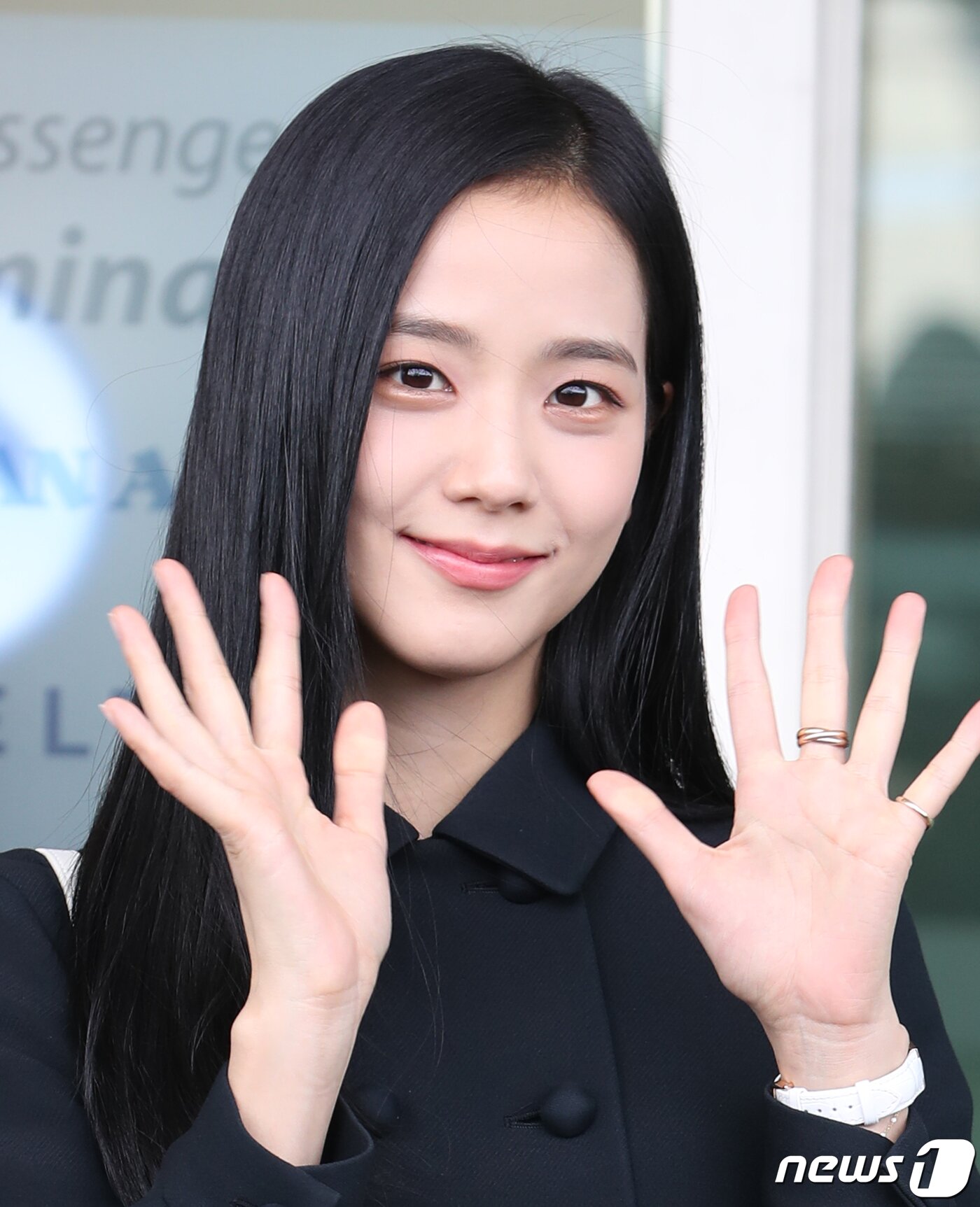 본문 이미지 - 블랙핑크 지수가 패션위크 참석 차 26일 오전 인천국제공항에 도착해 출국 전 손을 흔들고 있다. ⓒ News1 권현진 기자