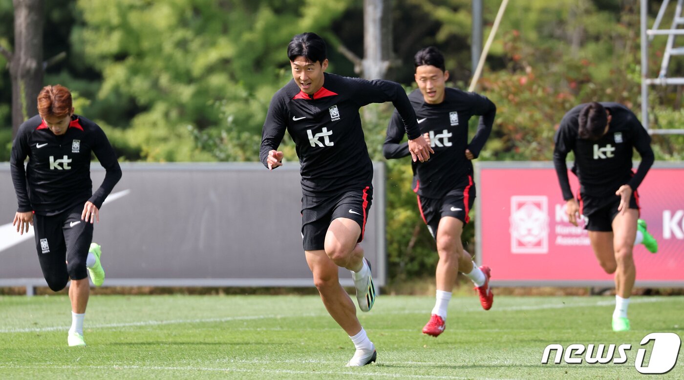 본문 이미지 - 대한민국 축구대표팀 손흥민 등이 26일 오전 경기 파주 국가대표 트레이닝센터(NFC)에서 진행된 훈련에서 주력훈련을 하고 있다. 2022.9.26/뉴스1 ⓒ News1 이동해 기자