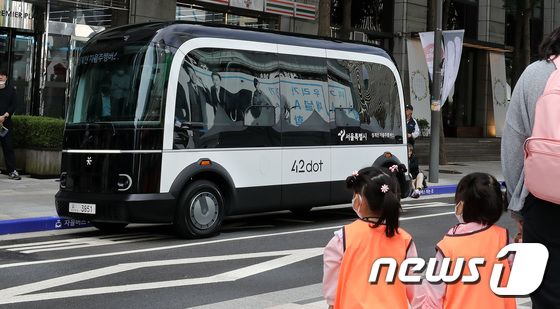 서울 청계천에서 전기 자율주행 전용버스(셔틀버스) 모습. 2022.9.26/뉴스1 © News1 박지혜 기자