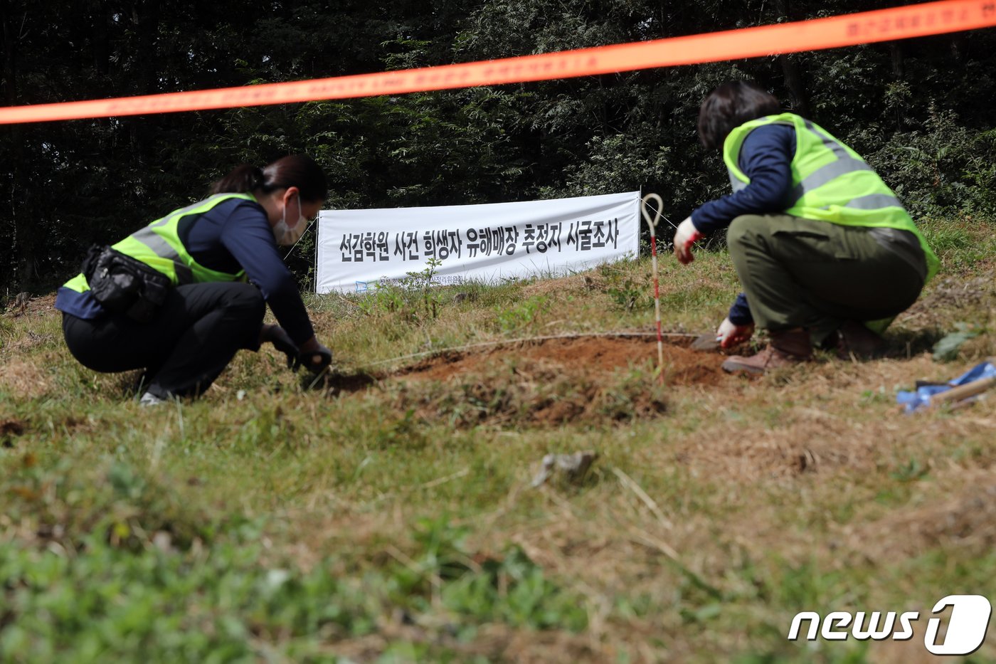 본문 이미지 - 26일 오전 경기 안산시 단원구 선감학원 아동 인권침해 유해 매장지에서 조사단원들이 시굴을 하고 있다. 2022.9.26/뉴스1 ⓒ News1 황기선 기자