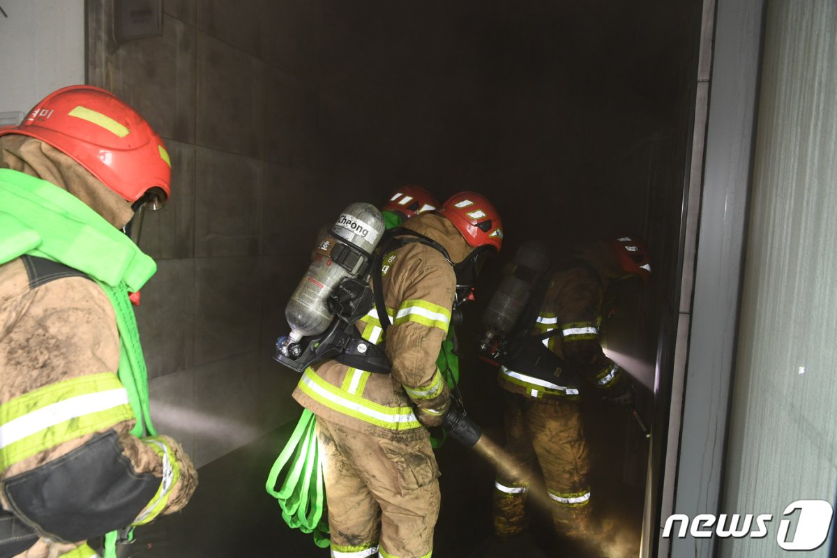 26일 오전 대전 유성구 용산동 현대프리미엄 아울렛 지하 화재 현장에서 소방대원들이 인명 수색을 위해 지하층으로 진입하고 있다. (소방청 제공) 2022.9.26/뉴스1