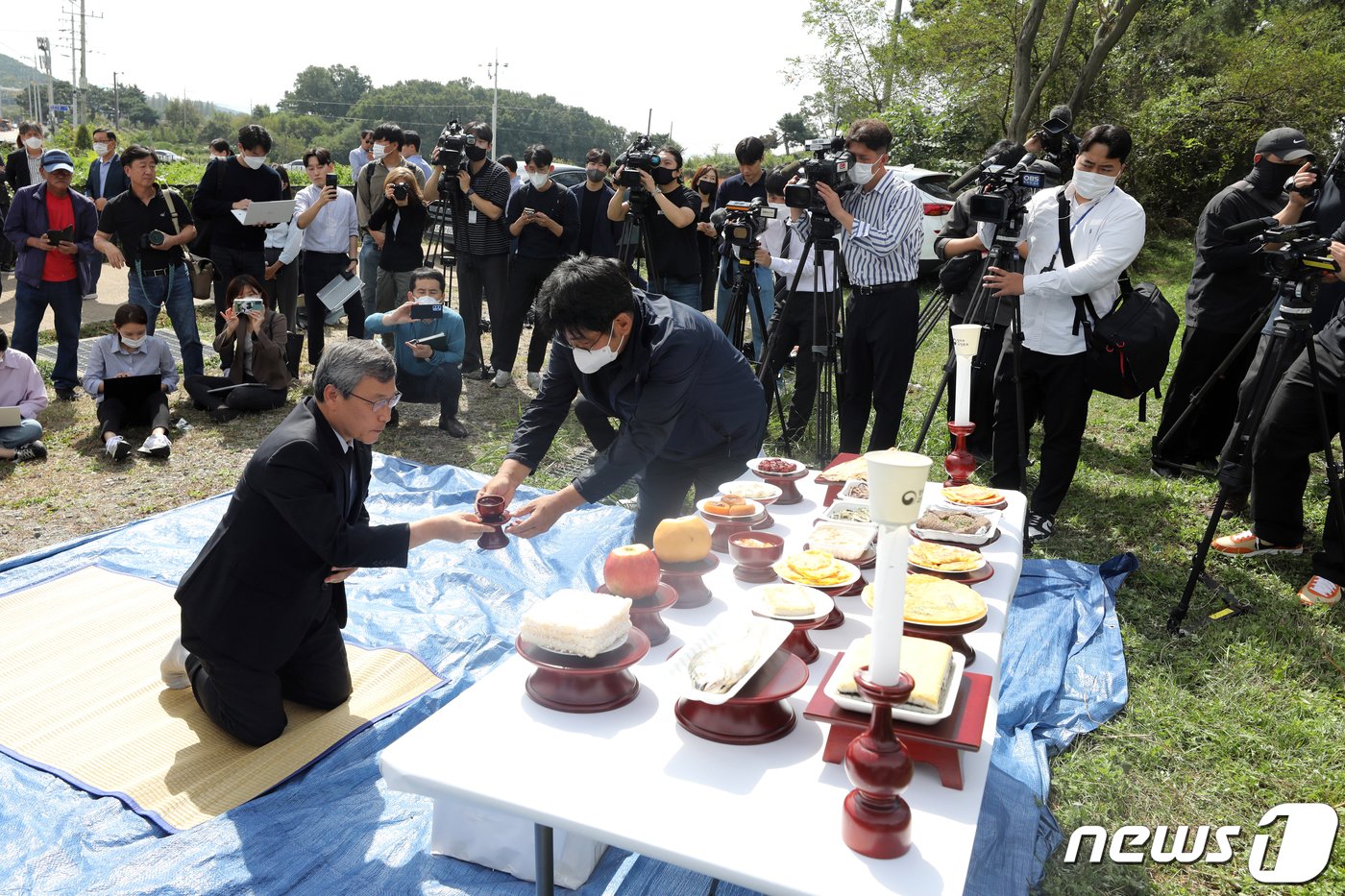 정근식 진실화해를위한과거사정리위원회 위원장이 26일 오전 경기 안산시 단원구 선감학원 아동 인권침해 유해 매장지에서 희생자를 위해 술잔을 올리고 있다. . 2022.9.26/뉴스1 ⓒ News1 황기선 기자