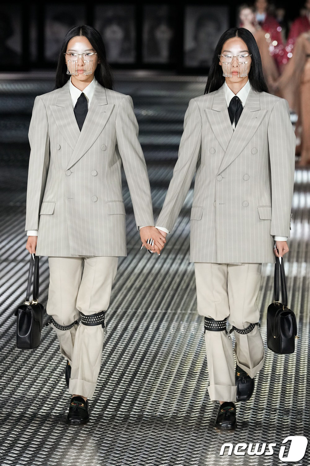 (서울=뉴스1) = 쌍둥이 모델 김다슬, 김다솔이 지난 23일(현지시간) 밀라노에서 열린 2023 S/S 구찌 트윈스버그 패션쇼에서 런웨이에 올라 워킹하고 있다. (케이플러스 제공 …