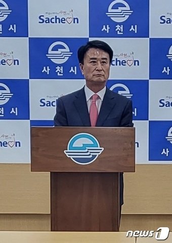 박동식 사천시장이 26일 시청 브리핑룸에서 기자회견을 열고 실효성이 부족한 부울경 특별연합이 아닌 행정통합으로 추진해야 한다고 주장하고 있다. 2022.9.26 뉴스1/한송학기자