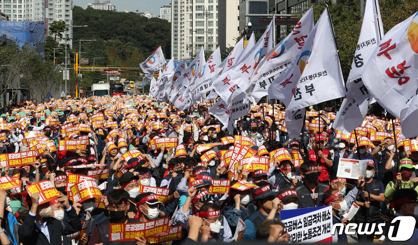 본문 이미지 - 경기도 버스노동조합 소속 조합원들이 26일 오후 경기 수원시 영통구 경기도청에서 가진 총파업 결의대회에서 구호를 외치고 있다. 2022.9.26/뉴스1 ⓒ News1 김영운 기자