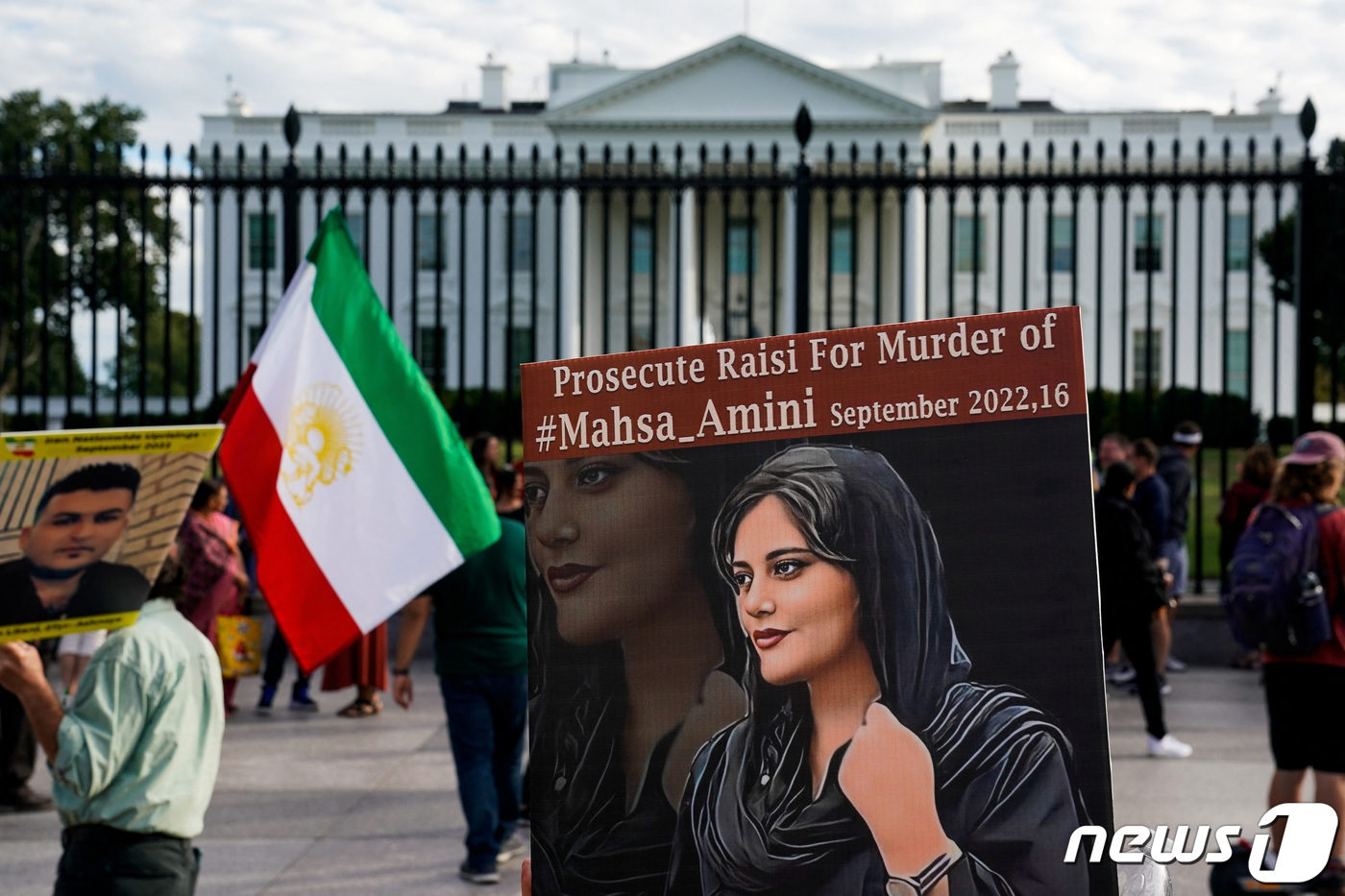 (워싱턴 로이터=뉴스1) 김성식 기자 = 25일(현지시간) 미국 워싱턴 백악관 앞에서 이란계 미국인들이 모여 마흐사 아미니(22) 사후 일어난 이란 내 반(反)정부 시위에 지지한다 …