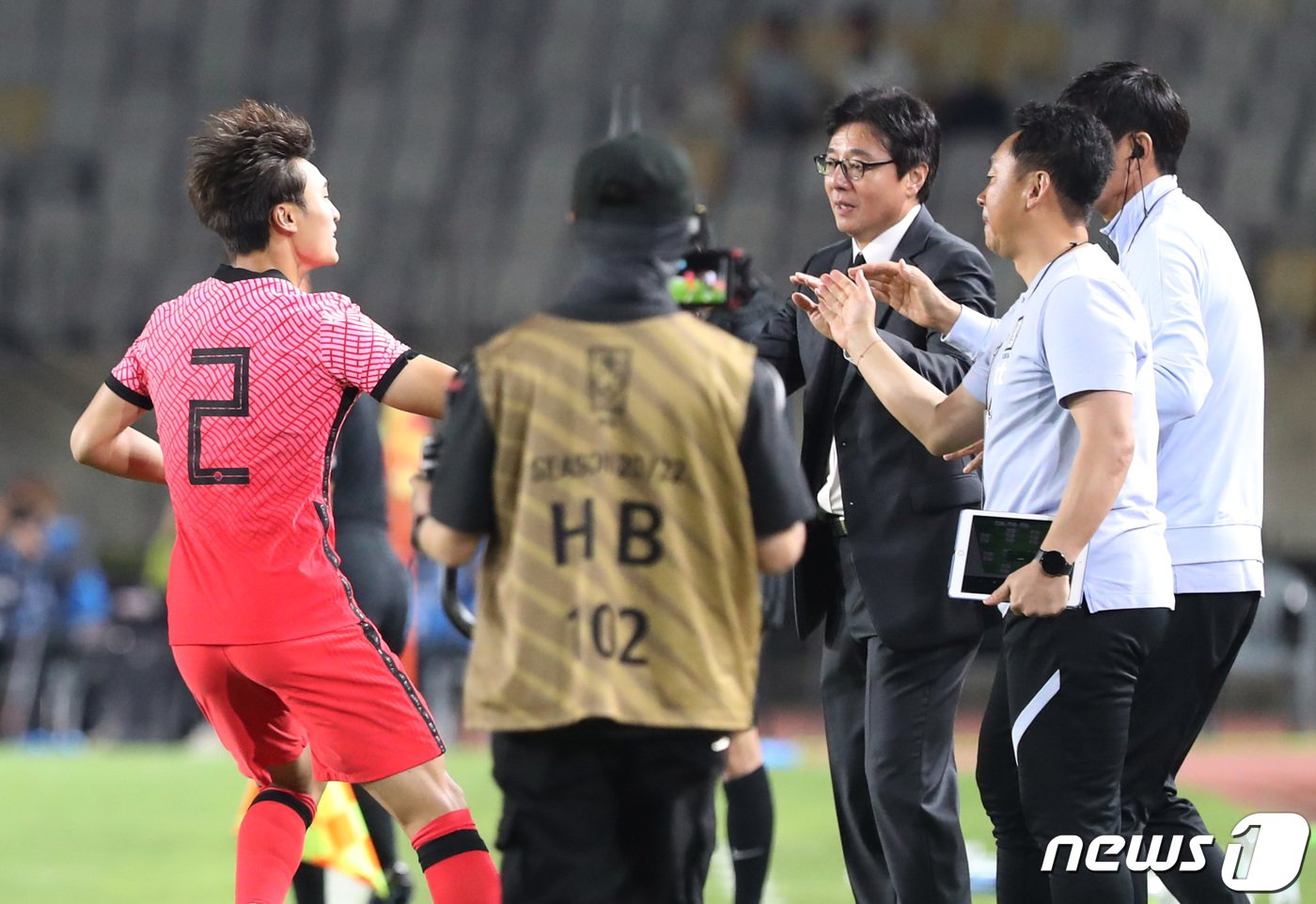 26일 오후 경기 화성시 화성종합경기타운 주경기장에서 열린 올림픽 축구 국가대표팀 친선전 대한민국과 우즈베키스탄의 경기에서 조현택이 동점골을 넣은 후 황선홍 감독에게 달려가고 있다. 2022.9.26/뉴스1 ⓒ News1 김영운 기자