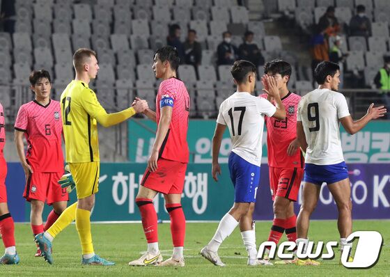 26일 오후 경기 화성시 화성종합경기타운 주경기장에서 열린 올림픽 축구 국가대표팀 친선전 대한민국과 우즈베키스탄의 경기, 1대1 무승부로 경기가 끝나며 선수들이 서로를 격려하고 있다. 2022.9.26/뉴스1 © News1 김영운 기자