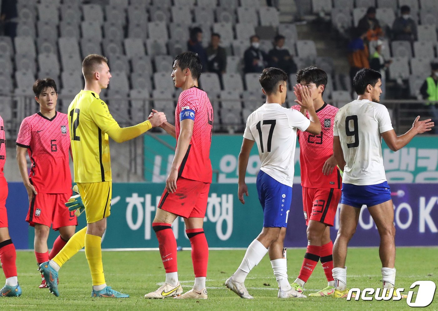 26일 오후 경기 화성시 화성종합경기타운 주경기장에서 열린 올림픽 축구 국가대표팀 친선전 대한민국과 우즈베키스탄의 경기, 1대1 무승부로 경기가 끝나며 선수들이 서로를 격려하고 있다. 2022.9.26/뉴스1 ⓒ News1 김영운 기자