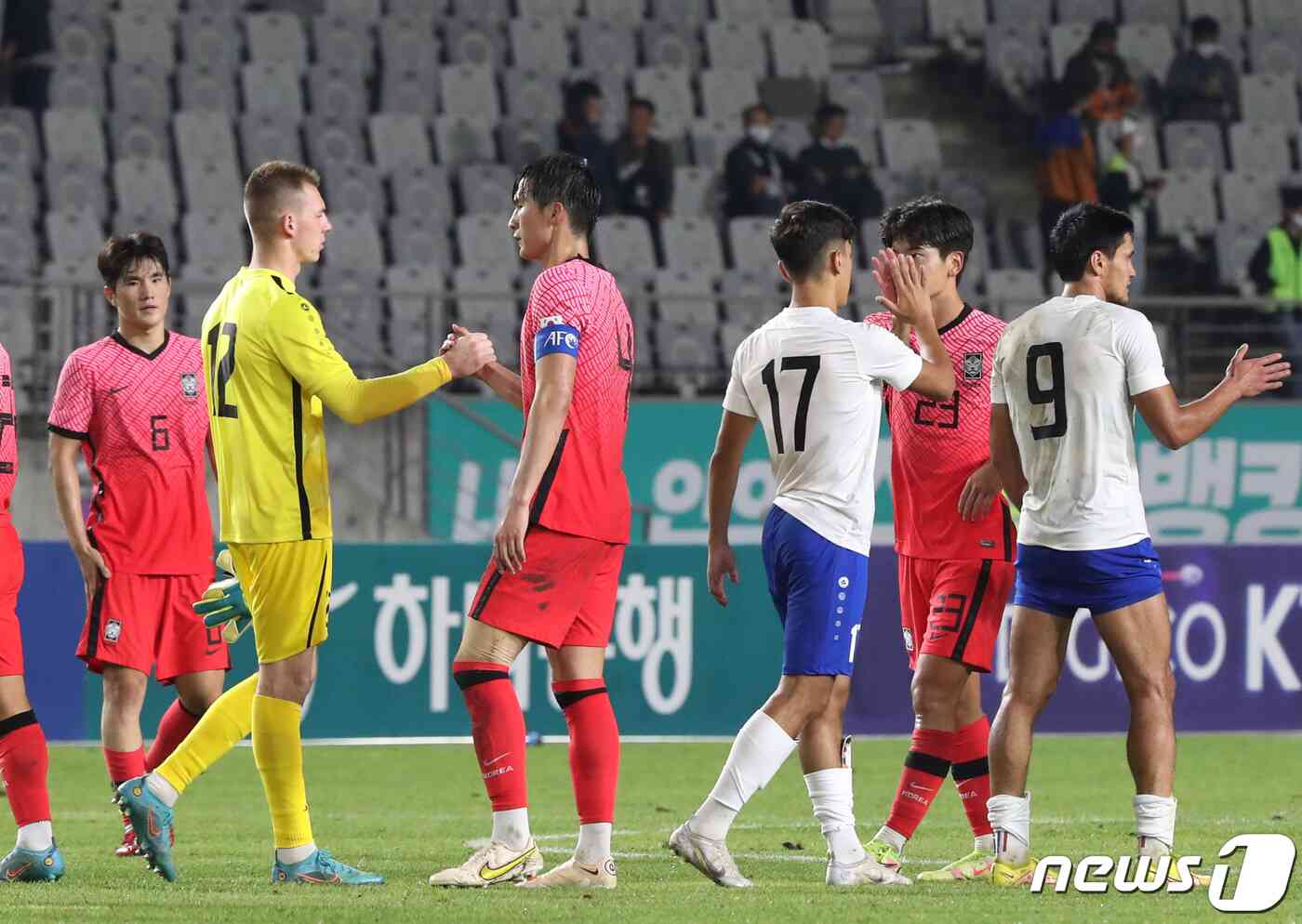 26일 오후 경기 화성시 화성종합경기타운 주경기장에서 열린 올림픽 축구 국가대표팀 친선전 대한민국과 우즈베키스탄의 경기, 1대1 무승부로 경기가 끝나며 선수들이 서로를 격려하고 있다. 2022.9.26/뉴스1 © News1 김영운 기자