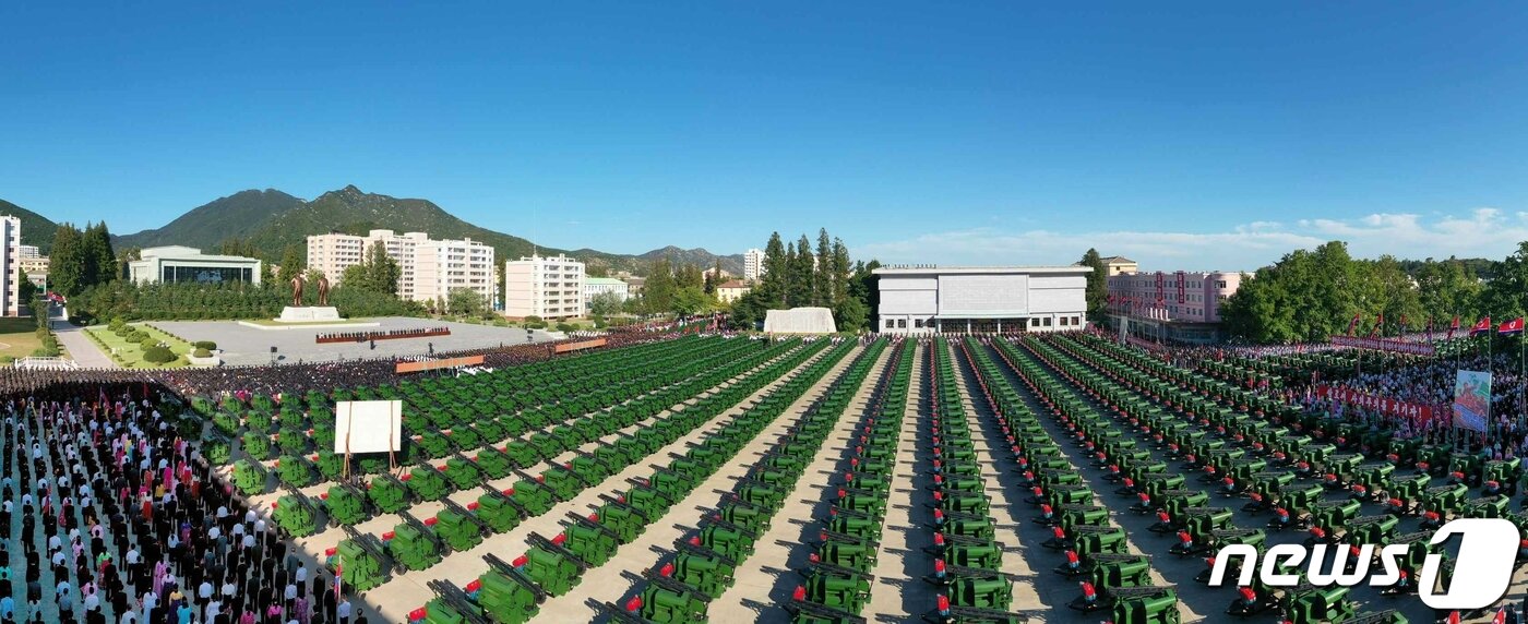 본문 이미지 - (평양 노동신문=뉴스1) = 북한 노동당 기관지 노동신문은 지난 27일자에서 김정은 총비서가 군수공업부문에서 만든 5500대의 농기계를 황해남도에 보냈다고 전했다. [국내에서만 사용가능. 재배포 금지. DB 금지. For Use Only in the Republic of Korea. Redistribution Prohibited] rodongphoto@news1.kr