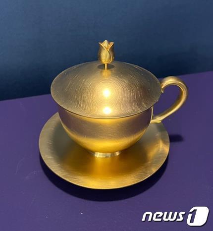 본문 이미지 - 황금잔, 1995, 금(22K)(서울공예박물관 제공).