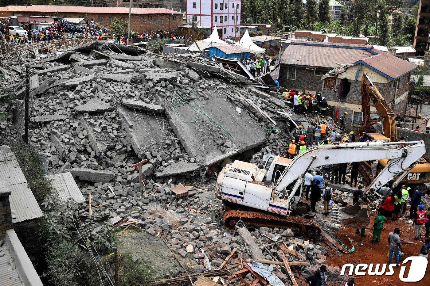 (나이로비 AFP=뉴스1) 우동명 기자 = 26일 (현지시간) 케냐 나이로비에서 부실 자재로 공사 중인 건물의 폭삭 무너진 모습이 보인다.ⓒ AFP=뉴스1