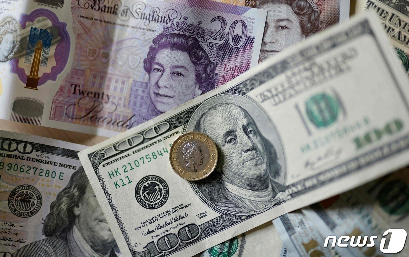 본문 이미지 - 26일&#40;현지시간&#41; 영국 런던에서 달러 대비 파운드화 가치가 장중 약 5% 가까이 하락하며 1.0327 달러까지 밀리는 등 사상 최저치를 기록했다. 지난 23일 콰시 콰르텡 영국 재무장관이 경기 부양을 위한 대규모 감세정책과 긴축예산안을 발표했으나 외환시장에선 영국의 경기 침체에 대한 우려가 커지고 있다. ⓒ AFP=뉴스1 ⓒ News1 김성식 기자