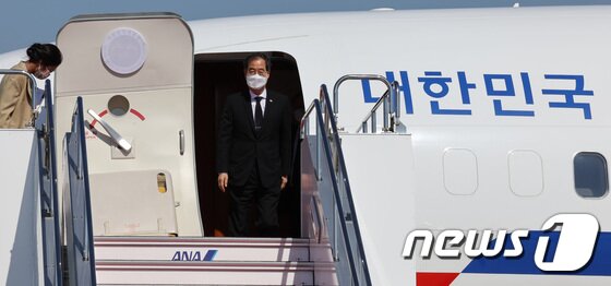 한덕수 국무총리가 27일 오전 일본 도쿄 하네다국제공항에 도착해 트랩을 내려오고 있다. 한 총리는 이날 일본 도쿄에서 진행되는 아베 전 총리 국장에 참석한다. 2022.9.27/뉴스1 © News1 박지혜 기자