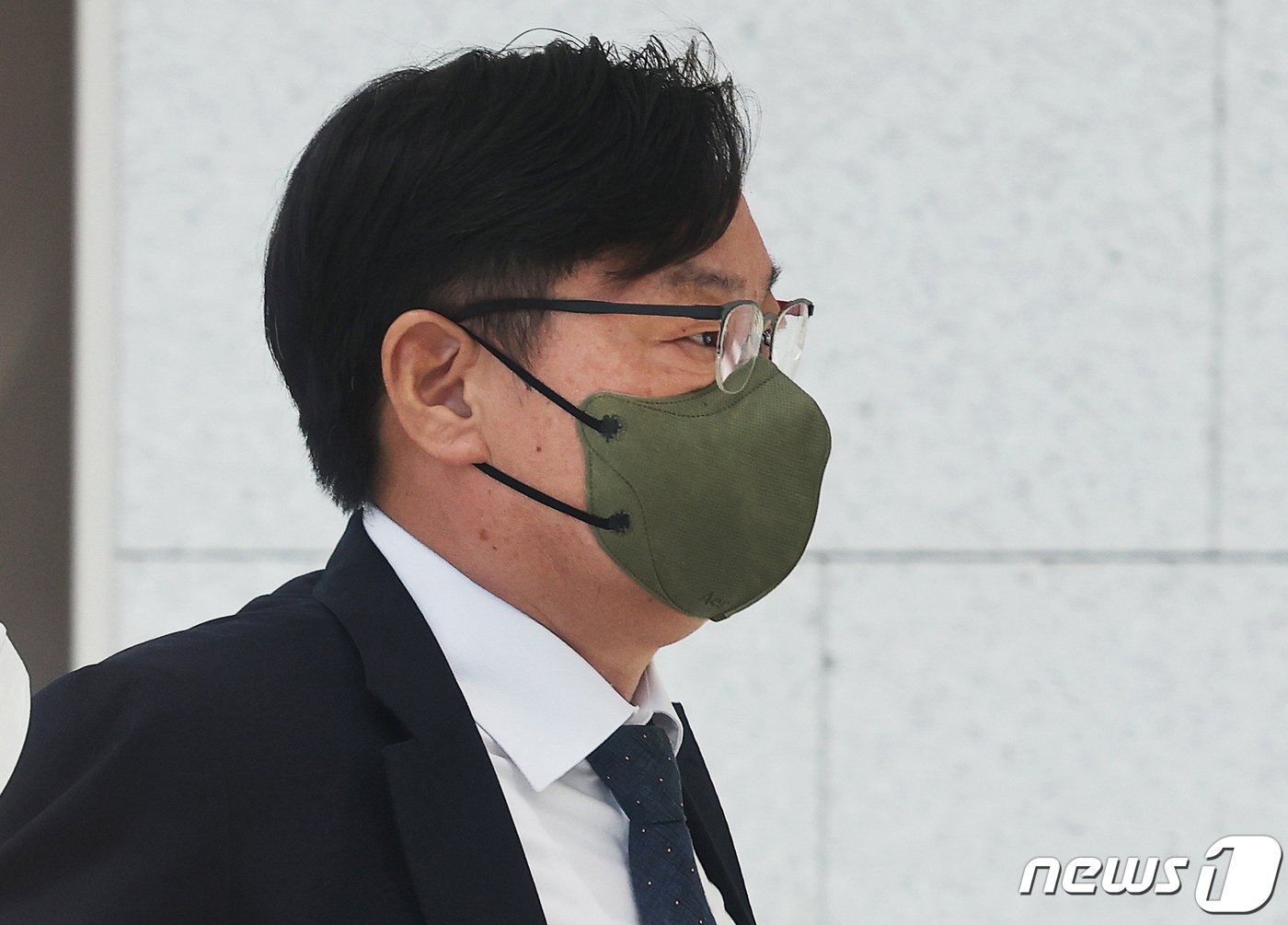 본문 이미지 - '쌍방울그룹 뇌물 의혹'을 받고 있는 이화영 전 경기도 평화부지사(현 킨텍스 사장)가 27일 오전 경기 수원시 영통구 수원지방검찰청으로 들어가고 있다. (공동취재) 2022.9.27/뉴스1 ⓒ News1 김영운 기자