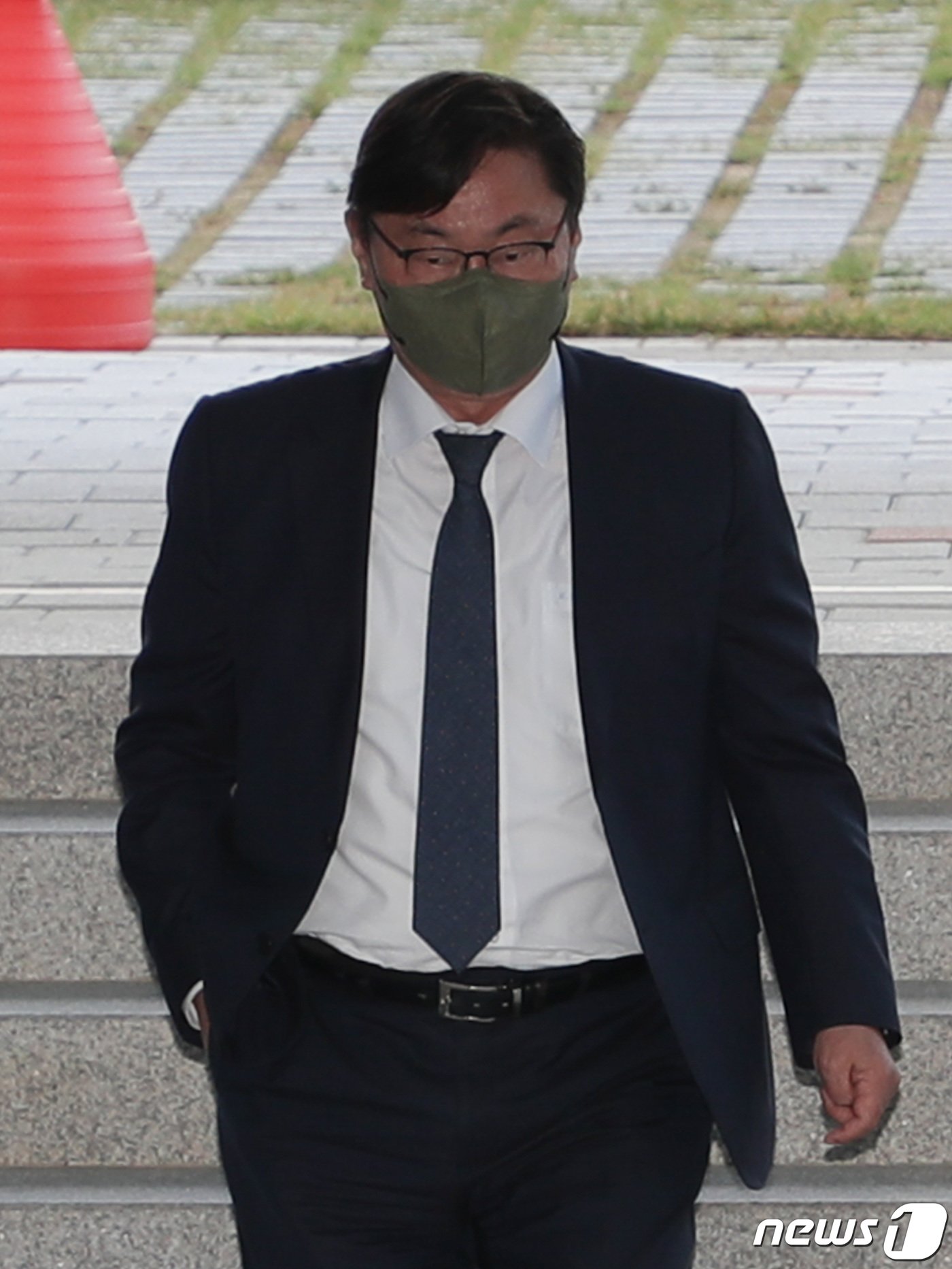 본문 이미지 - '쌍방울그룹 뇌물 의혹'을 받고 있는 이화영 전 경기도 평화부지사(현 킨텍스 사장)가 27일 오전 경기 수원시 영통구 수원지방검찰청으로 들어가고 있다. (공동취재) 2022.9.27/뉴스1 ⓒ News1 김영운 기자